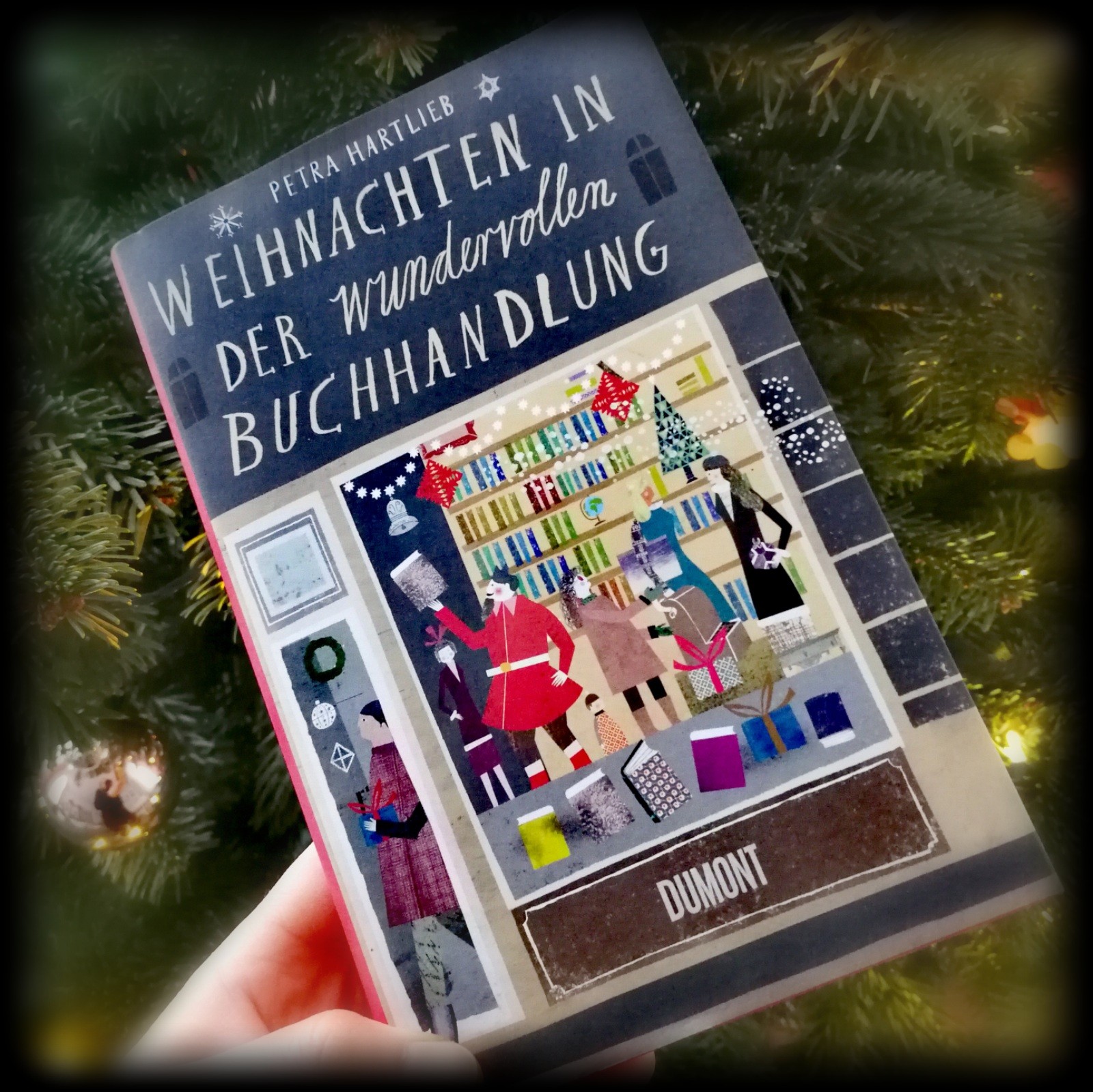 „Weihnachten in der wundervollen Buchhandlung“ von Petra Hartlieb - So Anti-Weihnachten, dass man schon wieder in Stimmung kommt, geht das?!