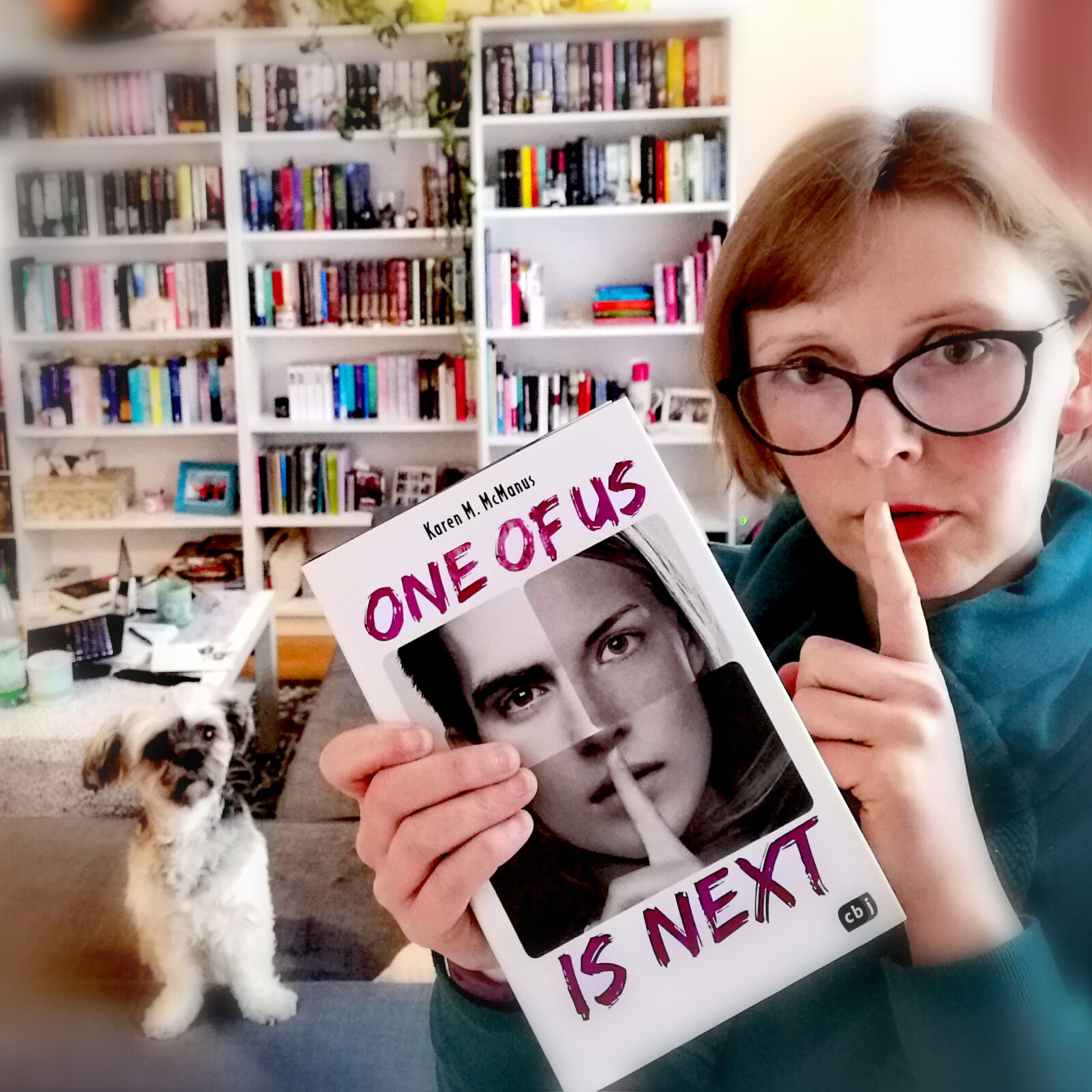 Blick ins Buch - "One of us is next" von Karen M.  McManus
