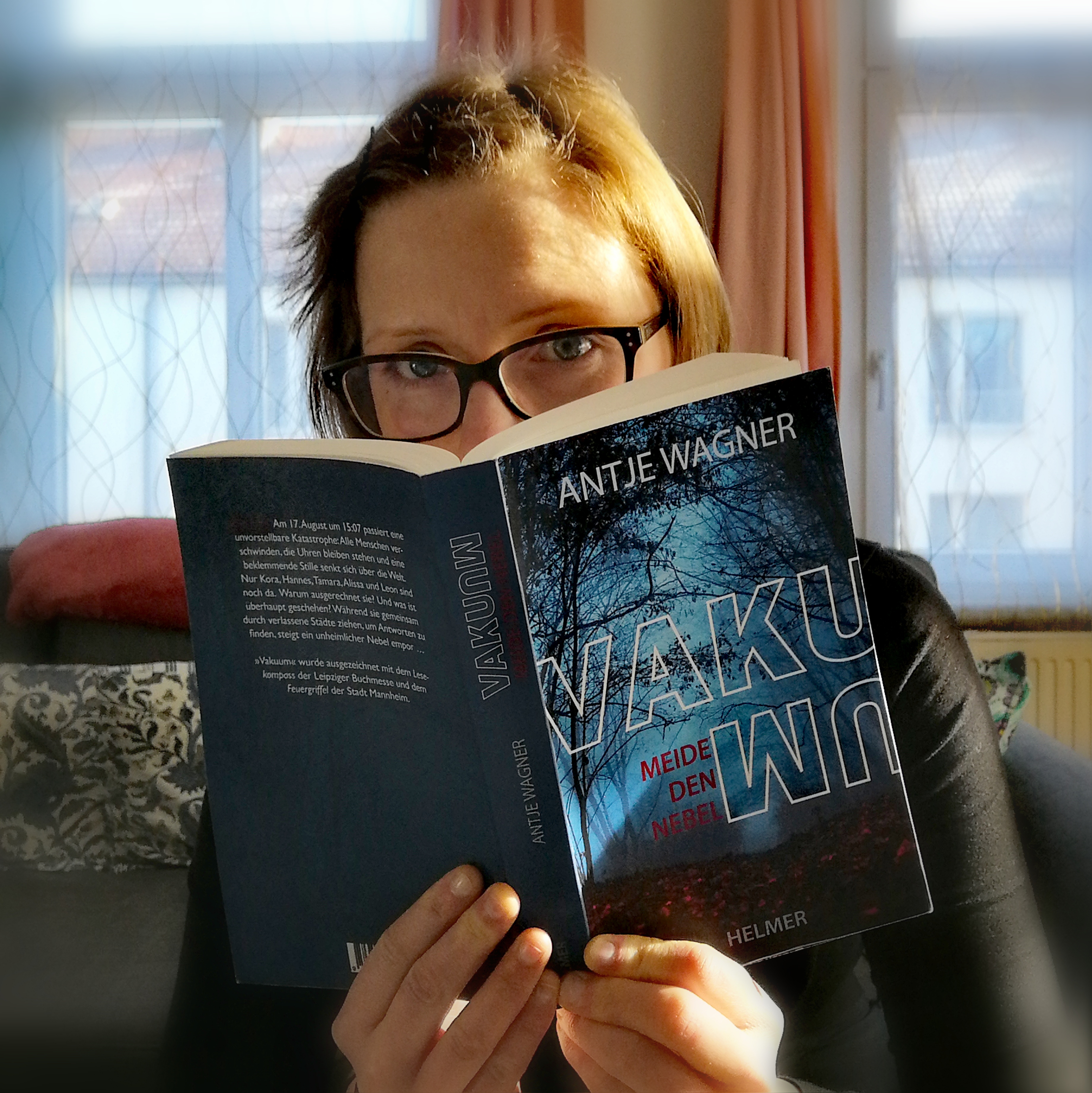 Blick ins Buch - "Vakuum - Meide den Nebel" von Antje Wagner - Eine Heldenreise im Mysterythrillerformat